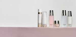 Produkte für die Doppel-Befeuchtung von Cellular Performance und Absolute Silk nebeneinander auf einem mauvefarbenen Tisch